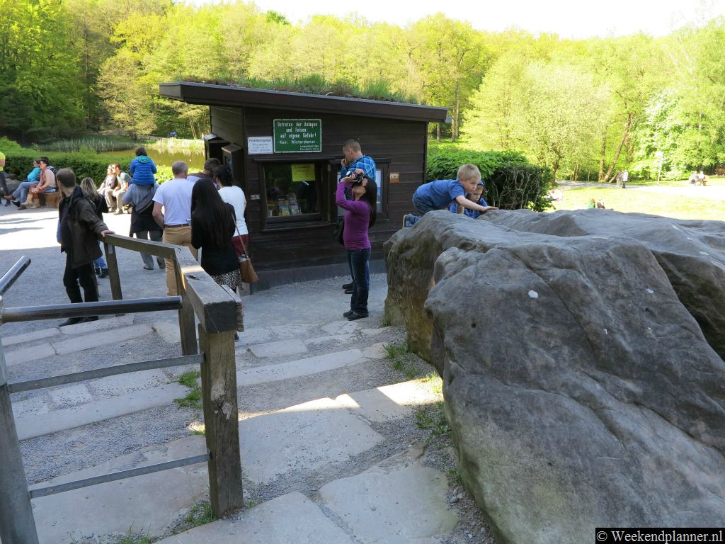 Je kunt gratis bij de Externsteine komen maar als je de rotsen wilt beklimmen dan moet je ongeveer 3 euro per persoon betalen.